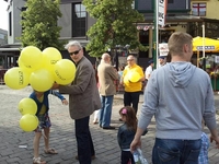 Jan De Haes deelt ballonnen uit