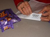 Handwerk om de labels op de snoepjes aan te brengen