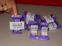Handwerk om de labels op de snoepjes aan te brengen (deel 2)
