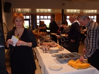 Monique behoudt het overzicht over het buffet