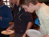 Enkele jongeren maken hun keuze vooraleer te gaan eten