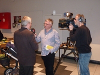 Mark Van Esbroeck legt het uit aan de ploeg van RTV