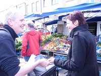 Jan De Haes deelt chocolade uit