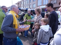 Eddy Gorris deelt chocolade uit (2)