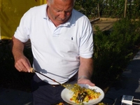Eddy Gorris serveert paella aan de gasten