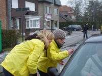 Gemeenteraadslid Inge Van Esbroeck en OCMW raadslid Evy Vandenbroek in actie